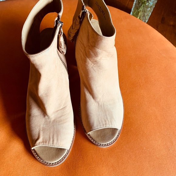 Size 8 - Chinese Laundry Calvin Booties - Picture 7 of 10